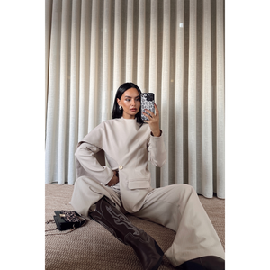 Conjunto de Chaqueta y Pantalones con Cuello Chal Modelo Massim Beige para Mujer, Traje Elegante - Product Image 3