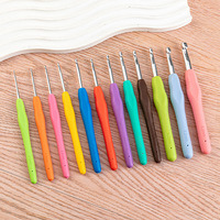 Crochet en aluminium 8 mm avec manche souple coloré, aiguille à tricoter taille unique pour débutants, idéal pour pulls et motifs floraux