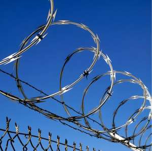 Malla CBT-65 Superior de 700 mm de Diámetro Exterior, 41 Lazos, Bobina Simple de 10 Metros, 0.5 mm de Grosor, Barb65mm, Anticorrosión, Alta Resistencia a la Tensión, Protección para Plantas Químicas - Product Image 1