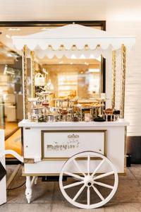 Chariot de vente d'affichage d'hôtel de mariage en or blanc personnalisé à haute efficacité chariot de bonbons décoratif - Product Image 5