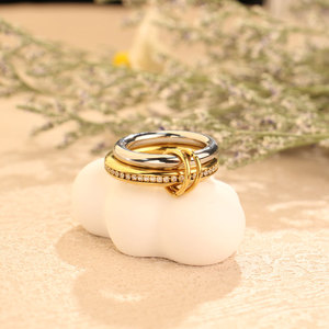 Bague à trois pierres entrelacées en zircon bicolore - Plaqué or 18 carats Acier inoxydable Élégant Empilable Bijoux pour femmes - Product Image 1