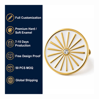Broche personnalisée en émail dur avec lignes rayonnantes effet soleil, plaquée or, badge de revers, MOQ 50 pièces pour cadeau de conception