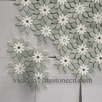 Carrelage mural et de sol en marbre blanc Thassos grec poli, motif mosaïque feuille et fleur, design moderne, pour usage en villa
