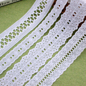 ลูกไม้ฉลุลายคุณภาพสูงแบบเส้นเล็ก สามารถร้อยริบบิ้นได้ สีธรรมชาติ ทำจากผ้าฝ้าย - Product Image 1