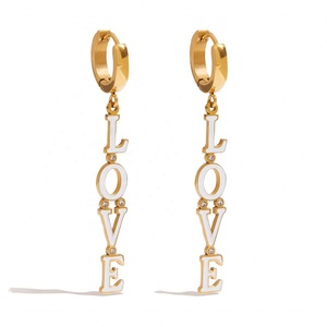 Pendientes Elegantes y Modernos de Acero Inoxidable con Baño de Oro de 18K, Diseño Europeo Americano de Lujo con Diamantes y Letra Colgante para Mujer - Product Image 1