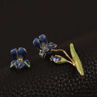 Boucles d'oreilles asymétriques en émail motif iris bleu de la série High Iris