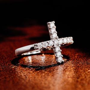 Anillo de Oro Sólido de 10K Personalizado con Moissanita, Joyería Fina, Diseño Religioso, Anillo Cruzado con Moissanita D VVS para Mujeres y Hombres - Product Image 4