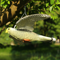 Statue répulsive pour oiseaux très efficace et best-seller, qui simule la chasse et utilise du leurre à corbeaux noirs comme attractif.
