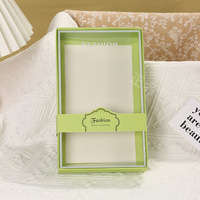 Boîte cadeau auto-érectible recyclable en carton verni avec fenêtre transparente pour chaussettes et leggings de bébé, idéale pour serviettes, sous-vêtements et manchons.