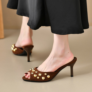 รองเท้าส้นสูงประดับหมุดแบบเซ็กซี่สำหรับสาวพลัสไซส์  รองเท้าส้นเข็มหนังกลับสำหรับฤดูร้อน ดีไซน์เปิดหน้าเท้า สวยหรูสำหรับผู้หญิง - Product Image 2