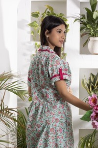 เดรสเชิ้ตสีฟ้าลายดอกไม้สีชมพูสำหรับผู้หญิง คอวี ติดกระดุมด้านหน้าและด้านข้าง พร้อมดีไซน์ผ่าข้างในทรงยาวทันสมัย - Product Image 4