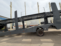 Semi-remorque à plateau surbaissé pour le transport d'équipements lourds avec suspension mécanique pour les conditions routières difficiles