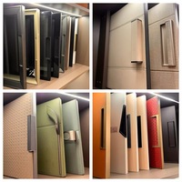 Panneaux de porte de placard et façades de tiroirs en cuir sur mesure pour villa, avec bordure en alliage et placages.