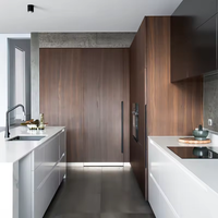 Armoires de cuisine de luxe en marbre noir et or avec design d'îlot personnalisé