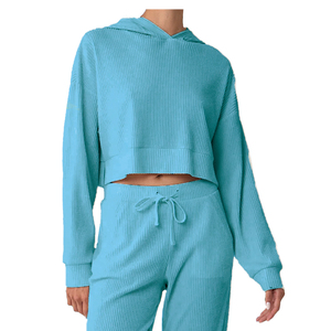 Sweat à capuche de sport pour femmes à large côtes fabriqué à Taïwan avec silhouette recadrée et fentes sur les côtés - Product Image 3