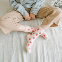 En stock hiver mignon chaussettes floues corail polaire fruits équipage chaussettes intérieur sol dormir filles chaussettes chaudes pour les femmes