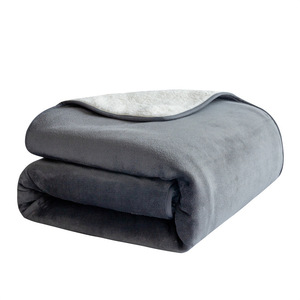 Plaid imperméable en flanelle, couverture personnalisée avec logo, anti-fuite, anti-déversement, gris, en flanelle et sherpa - Product Image 1