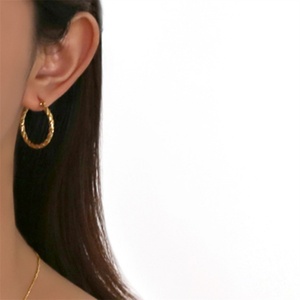 Boucles d'oreilles créoles torsadées simples en acier inoxydable plaqué or 25mm 40mm pour femmes, bijoux de mode en gros - Product Image 4