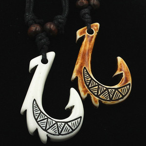 Collar tribal maorí de Nueva Zelanda al por mayor, joyería Hawaiana de resina tallada, collar con colgante de gancho de hueso de pescado para hombre - Product Image 1