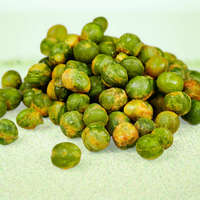 Collation de pois verts séchés aromatisés à l'ail Nombreux pois verts aromatisés en vente dans un emballage en vrac