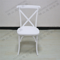 Chaise en bois durable de style classique de ferme blanche pour la restauration, empilable en croix, pour les événements de banquet