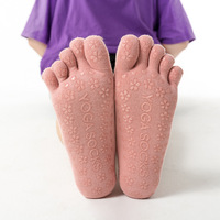 Chaussettes de yoga à cinq doigts pour filles de danse antidérapantes de haute qualité personnalisées en usine pour femmes Logo tricoté à haute sueur de style ouvert
