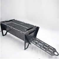 Barbecue portable au charbon de bois, compact et pliable, pour pique-nique en plein air, camping et jardin.