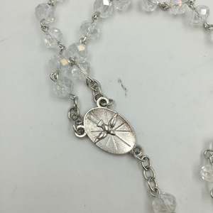 Chapelet catholique à 59 perles en verre de cristal transparent, cinq décades, avec motif colombe blanche et Saint-Esprit, et crucifix - Product Image 3