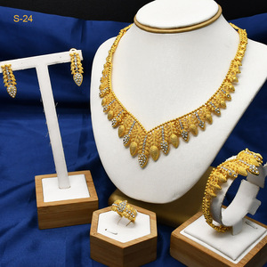 <span class=keywords><strong>Saudi</strong></span> Brautschmuck <span class=keywords><strong>Set</strong></span> Halskette Ohrringe Ring Armband Vierteiliges <span class=keywords><strong>Set</strong></span> Großhandel Dubai 24k <span class=keywords><strong>Gold</strong></span> Schmuckset für Damen - Product Image 2
