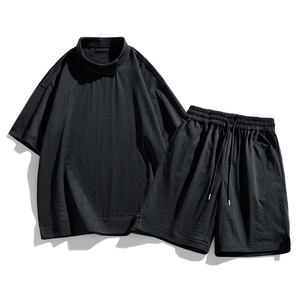 Camiseta de seda helada con logo personalizado y pantalones cortos, conjunto de dos piezas para hombre, de verano, de marca, de secado rápido, informal y elegante. - Product Image 3