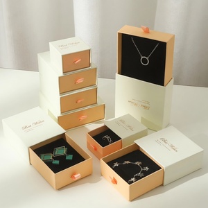 Caja de Embalaje Personalizada para Joyería, Caja de Regalo de Cartón Beige con Tapa para Pulsera - Product Image 1