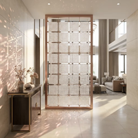 Panneau de séparation décoratif en verre avec cadre métallique or rose sur mesure, idéal pour l'entrée de villa et la salle d'exposition