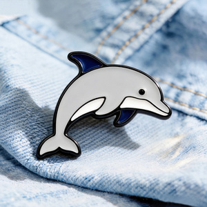 Spilla in smalto personalizzata con delfino carino, spilla a forma di animale marino Kawaii, in lega di zinco con smalto morbido, OEM, all'ingrosso, direttamente dalla fabbrica, con MOQ basso - Product Image 1