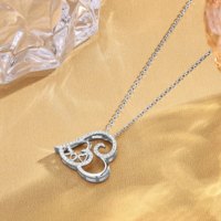Collier pour femme en argent sterling 925 de luxe avec trois mini cœurs pavés de moissanite et pendentif en forme de cœur avec inscription « Maman »