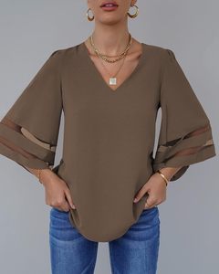 Blusa de mujer con cuello en V y paneles de malla, manga 3/4 acampanada, estilo holgado - Product Image 6