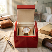 Boîte à montre en bois de luxe, finition rouge piano brillant, doublure en velours beige doux, structure à ouverture latérale, logo personnalisé pour l'emballage de la marque de montres