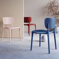 Fauteuil commercial moderne en plastique respirant pour balcon et terrasse, facile à nettoyer, design simple, chaise de salle à manger empilable en plastique PP
