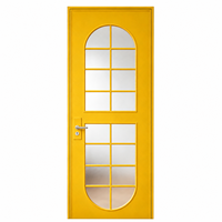 Porte intérieure battante arquée sur mesure en verre alu pastel vibrant, avec verre cannelé pour l'intimité, étanche, style Mid-Century Modern pour hôtel