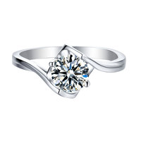 Bague en moissanite ronde sur mesure, fabrication artisanale, argent 925, sertie à griffes, design personnalisé