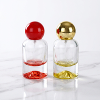 Flacon de parfum en verre classique de luxe créatif, design à fond épais volcanique, vaporisateur fin, 30 ml, 50 ml, 100 ml avec couvercle sphérique