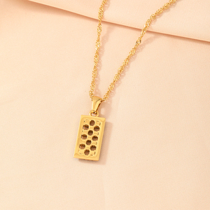 Collar con etiquetas rectangulares de circonia cúbica cuadrada hueca Avenida de cristal Rosa verde de acero inoxidable de diseño creativo - Product Image 5