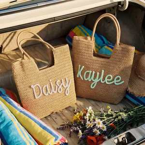 Sac de plage décontracté personnalisé en paille tressée en mélange coton-lin avec patch en chenille couleur unie pour voyage entre filles et enterrement de vie de jeune fille - Product Image 2
