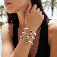 Bracelet tendance pour femme avec pendentif poisson émaillé mignon plaqué or style océanique et perles, personnalisable en gros