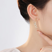 Nuevos pendientes de diamantes de sentido avanzado de lujo ligero de moda, estilo de tuerca E con letra de fragancia pequeña Europea americana, venta al por mayor