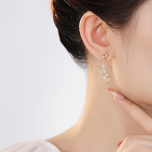 Nuevos pendientes de diamantes de sentido avanzado de lujo ligero de moda, estilo de tuerca E con <span class=keywords><strong>letra</strong></span> de fragancia pequeña Europea americana, venta al por mayor - Product Image 4