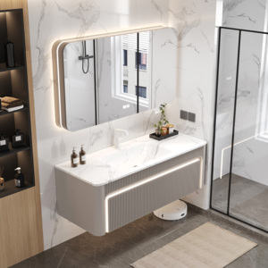 Gabinete de baño gris claro de lujo con espejo inteligente y encimera blanca, mueble suspendido con lavabo. - Product Image 4