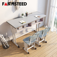 Bureau double gris pour étudiants avec deux chaises, siège ventilé à fentes, table large partagée, plateau ouvert bleu sous le bureau, mobilier scolaire