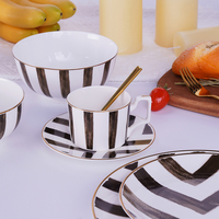 Vente en gros d'assiette simple haut de gamme ensembles de vaisselle bicolores noir et blanc ensemble d'assiettes de présentation en céramique pour mariage