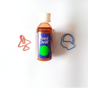 دباسة يدوية على شكل زجاجة Copllent دباسة ذات شكل خاصة دباسة يدوية لصناعة الأدوية تروجية للمعارض الصغيرة والهدايا البسيطة دباسة مضحكة - Product Image 3