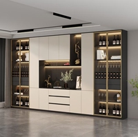 Armoire à vin intégrée moderne de luxe vert foncé avec évier intégré et espace de présentation pour bar à domicile